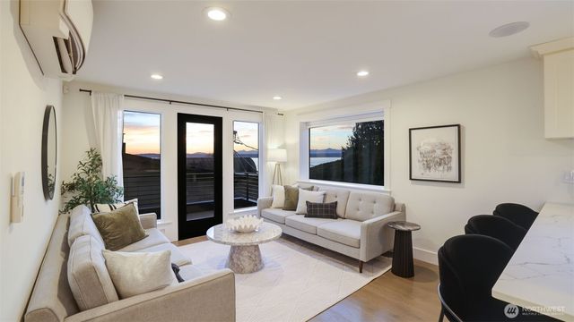 4527 W Raye Street, Seattle, WA 98199