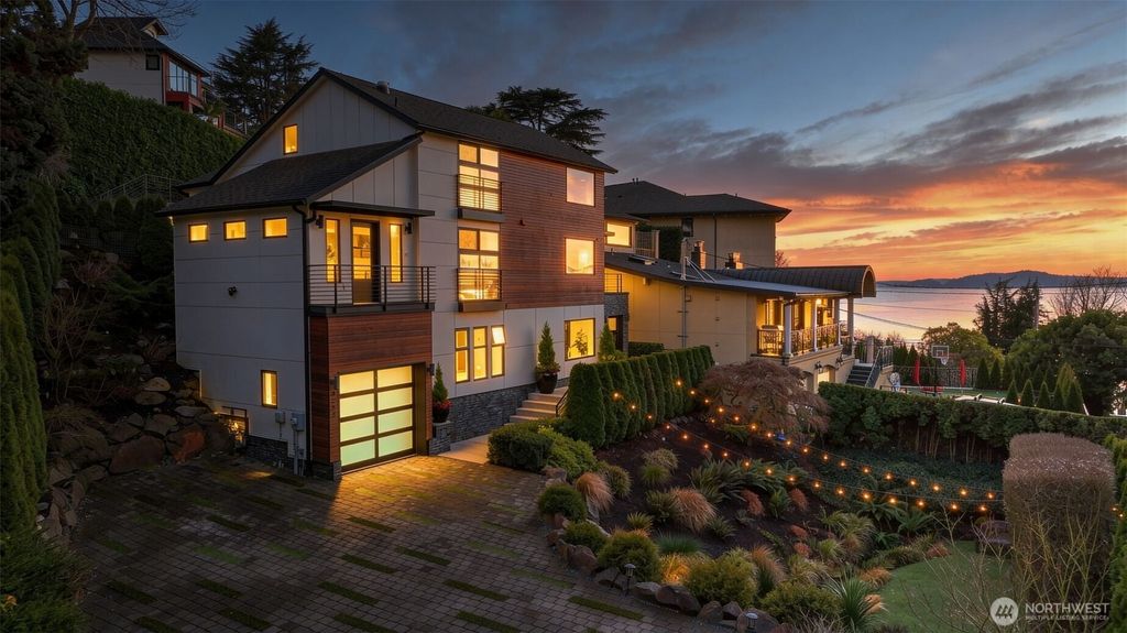 4527 W Raye Street, Seattle, WA 98199