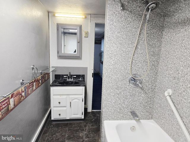 2432 PINE ST, Rock Glen, PA 18246