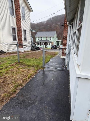 2432 PINE ST, Rock Glen, PA 18246