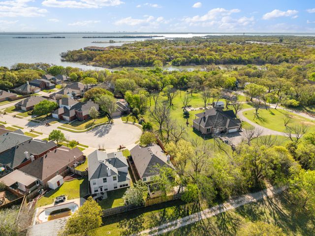 814 Lake Bluff Drive, Lake Dallas, TX 75065