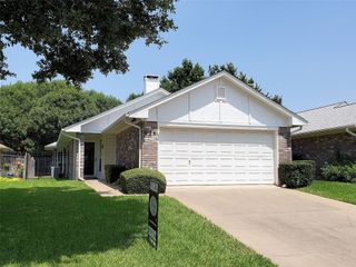 425 Sunnybrook Court, Bedford, TX 76021