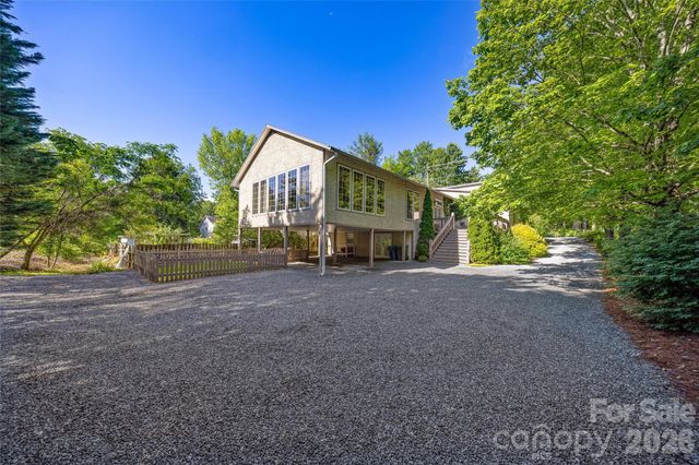 672 Blythe Street, Hendersonville, NC 28739