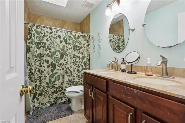 7 Thomas DR, Poquoson, VA 23662