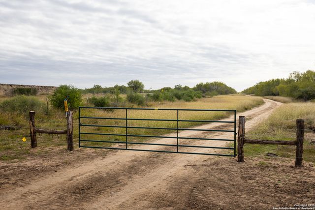 9 FM 1581, Pearsall, TX 78061