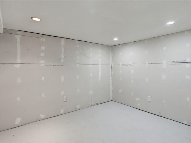 120 Green Street, Center Point, IA 52213