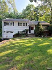 108 Morningside Road, Paramus, NJ 07652