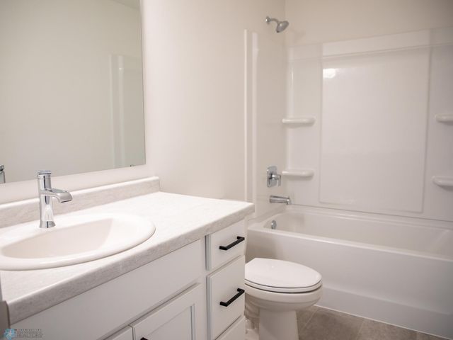 6725 Meadow View Drive S, Fargo, ND 58104