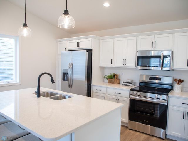 6725 Meadow View Drive S, Fargo, ND 58104