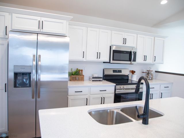6725 Meadow View Drive S, Fargo, ND 58104