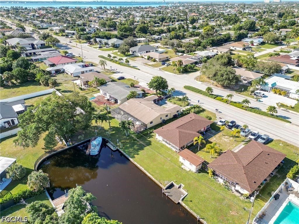 Image 16 of property listing at 5227 Coronado PKWY 1, Cape Coral, FL 33904