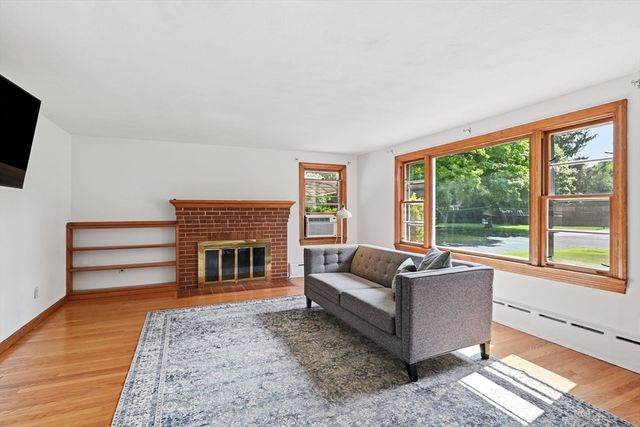 12 Wilbraview Dr, Wilbraham, MA 01095