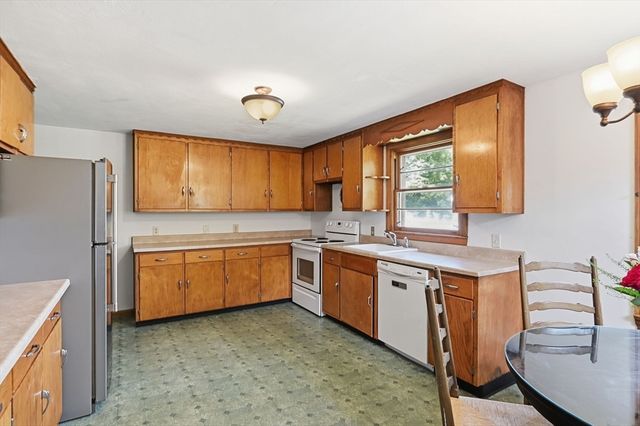 12 Wilbraview Dr, Wilbraham, MA 01095