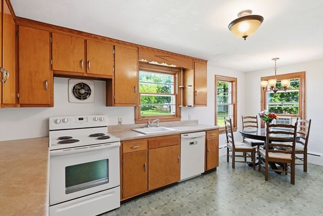 12 Wilbraview Dr, Wilbraham, MA 01095