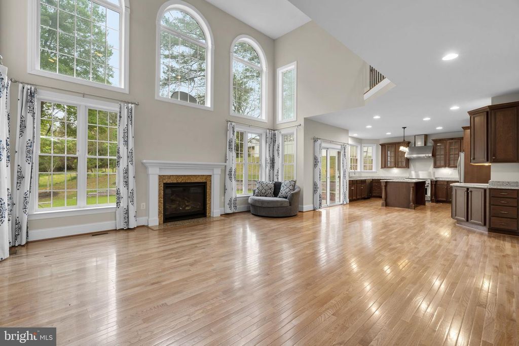 Image 6 of property listing at 9712 CENTENNIAL MEADOWS LN, Ellicott City, MD 21042