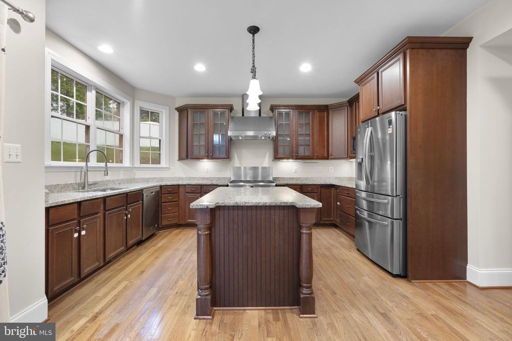 Image 8 of property listing at 9712 CENTENNIAL MEADOWS LN, Ellicott City, MD 21042
