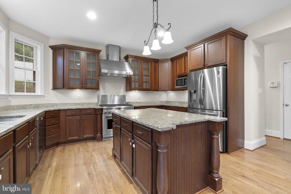 Image 9 of property listing at 9712 CENTENNIAL MEADOWS LN, Ellicott City, MD 21042