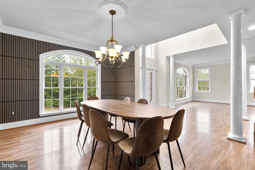 Image 4 of property listing at 9712 CENTENNIAL MEADOWS LN, Ellicott City, MD 21042