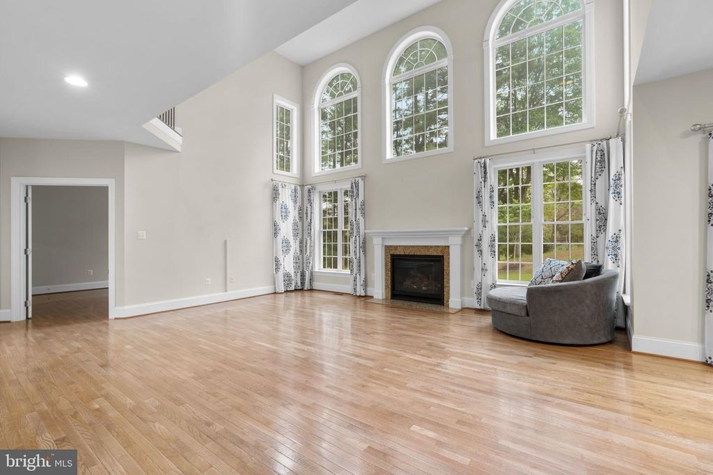 Image 5 of property listing at 9712 CENTENNIAL MEADOWS LN, Ellicott City, MD 21042