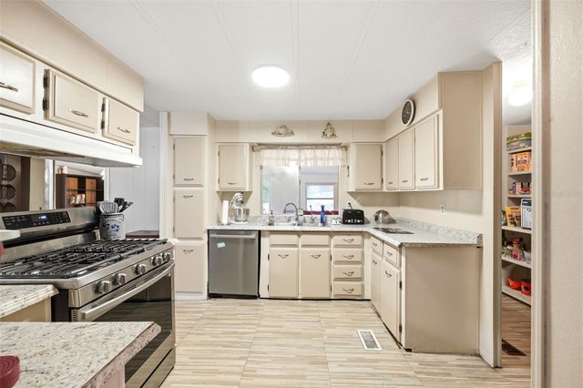 7663 CR 247, Lake Panasoffkee, FL 33538