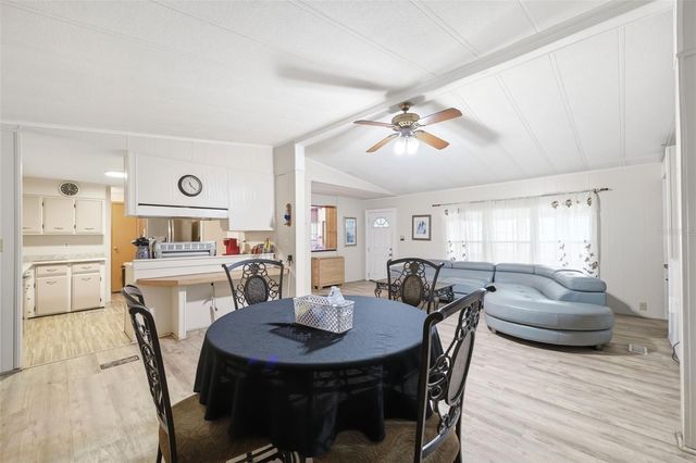 7663 CR 247, Lake Panasoffkee, FL 33538