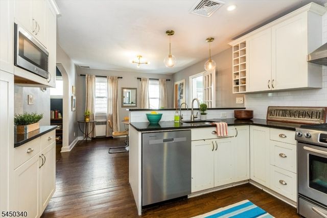 195 Stonehouse Rd, Bloomfield Twp., NJ 07028