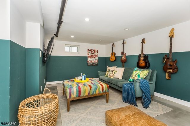 195 Stonehouse Rd, Bloomfield Twp., NJ 07028