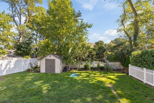 195 Stonehouse Rd, Bloomfield Twp., NJ 07028