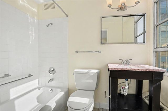 333 W Meyer Boulevard 305, Kansas City, MO 64113