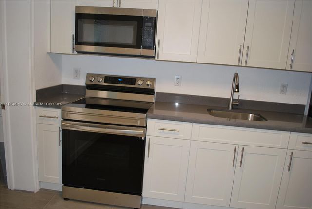 3641 NE 1st Ter, Oakland Park, FL 33334