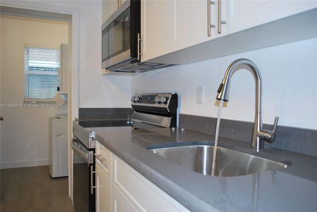 3641 NE 1st Ter, Oakland Park, FL 33334