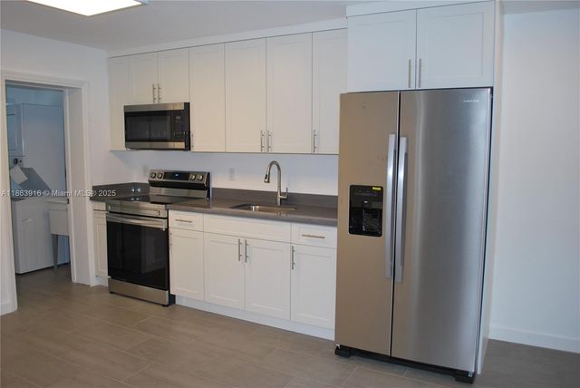 3641 NE 1st Ter, Oakland Park, FL 33334