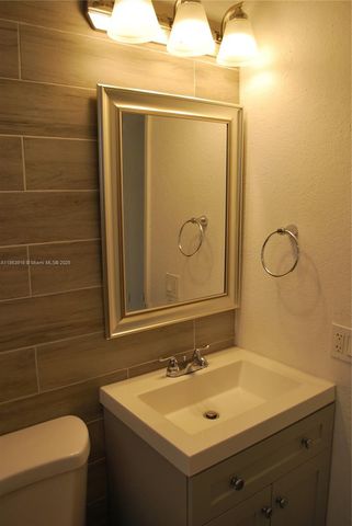 3641 NE 1st Ter, Oakland Park, FL 33334