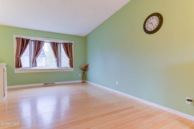 10 Florida Avenue, East Greenbush, NY 12144