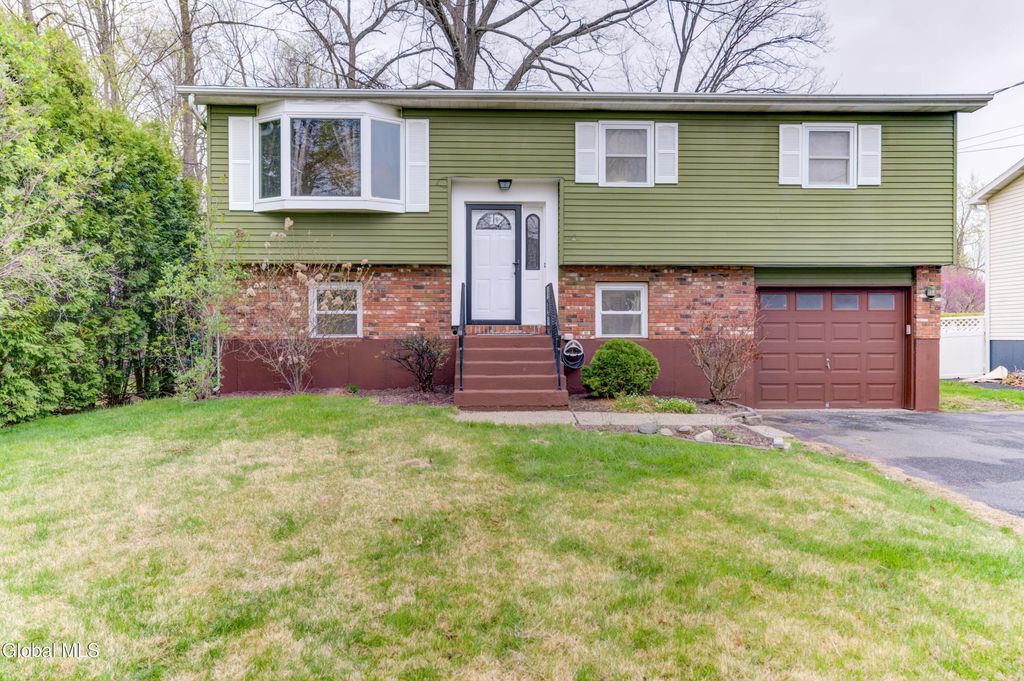 10 Florida Avenue, East Greenbush, NY 12144