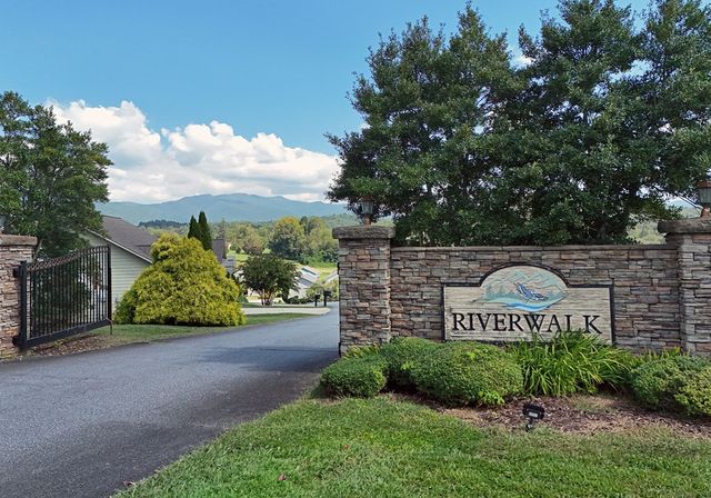 348 Riverwalk Circle, Hayesville, NC 28904