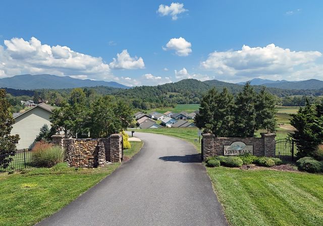 348 Riverwalk Circle, Hayesville, NC 28904