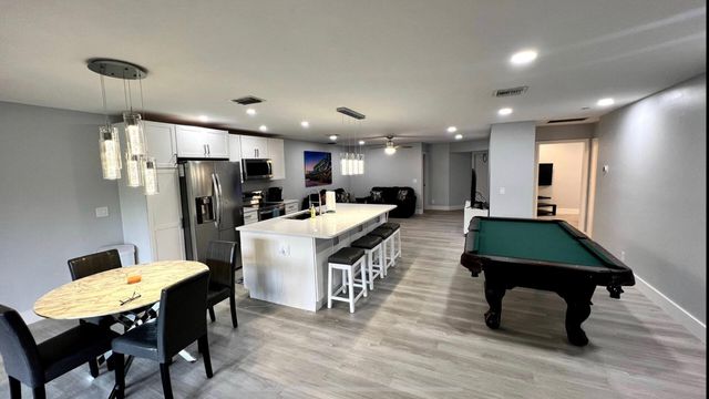 300 CROSSWINDS Drive B1, Greenacres, FL 33413