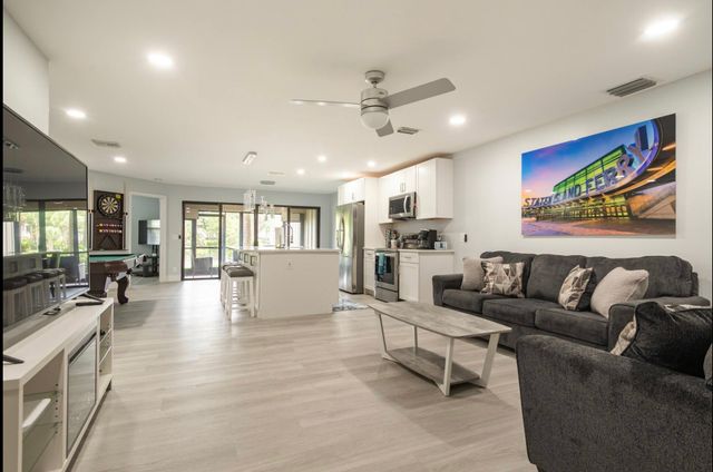 300 CROSSWINDS Drive B1, Greenacres, FL 33413