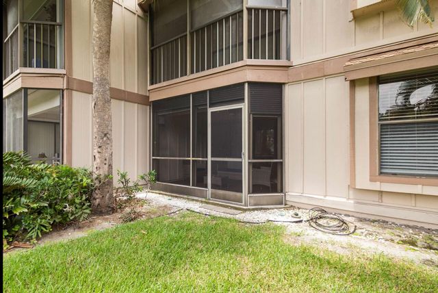300 CROSSWINDS Drive B1, Greenacres, FL 33413