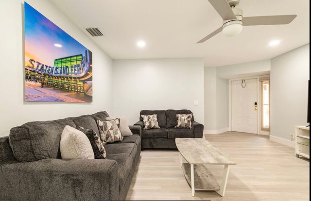 300 CROSSWINDS Drive B1, Greenacres, FL 33413