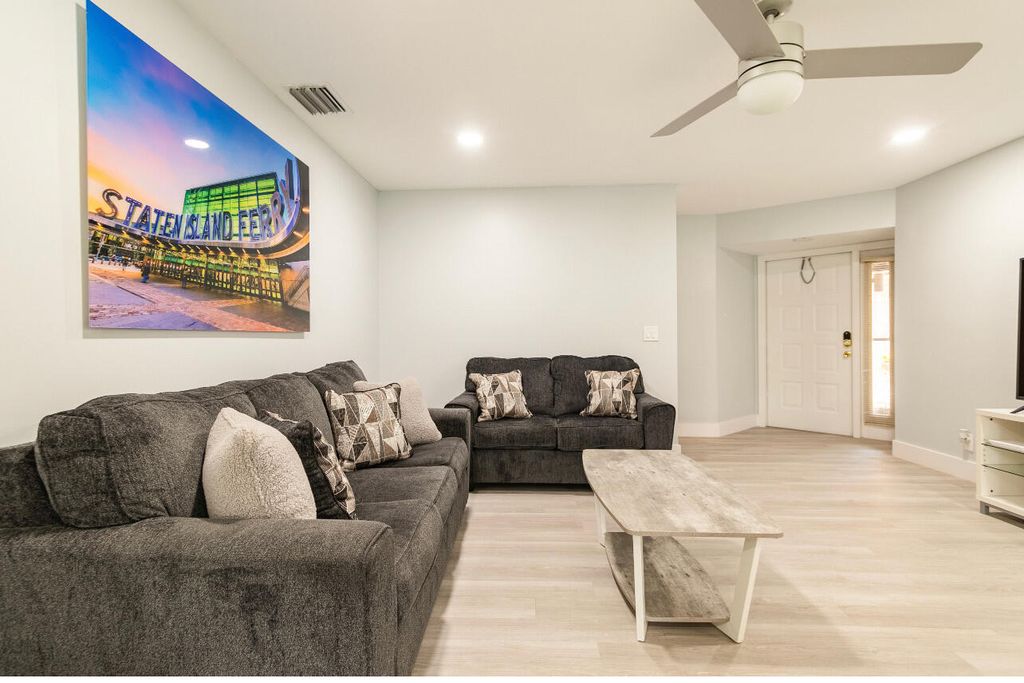 300 CROSSWINDS Drive B1, Greenacres, FL 33413