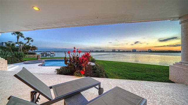 376 WEST ROYAL FLAMINGO DRIVE, Sarasota, FL 34236