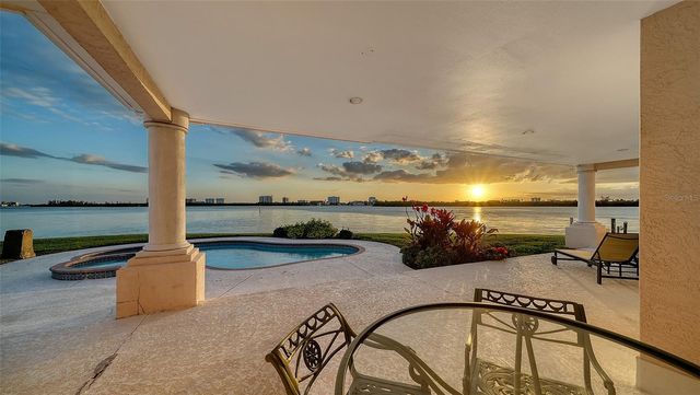 376 WEST ROYAL FLAMINGO DRIVE, Sarasota, FL 34236