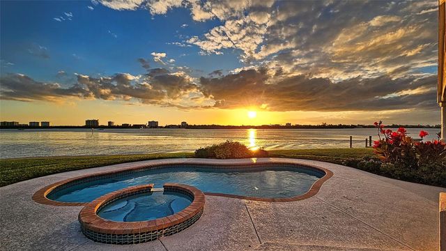 376 WEST ROYAL FLAMINGO DRIVE, Sarasota, FL 34236