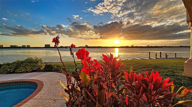 376 WEST ROYAL FLAMINGO DRIVE, Sarasota, FL 34236