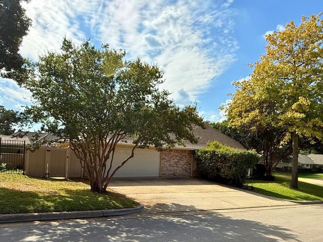 6004 Lakehurst Drive, Arlington, TX 76016
