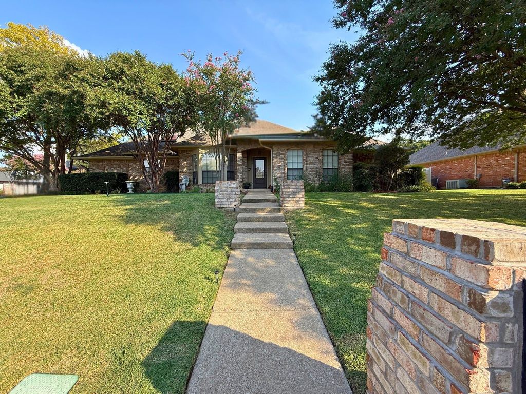 6004 Lakehurst Drive, Arlington, TX 76016