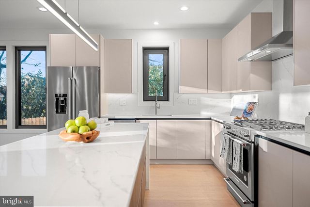 2100 S NELSON ST, Arlington, VA 22204