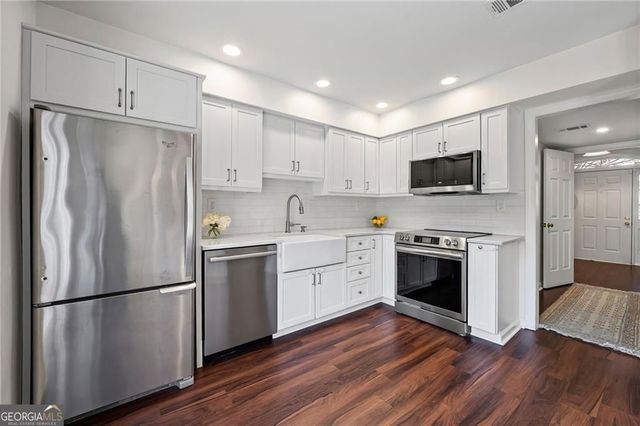 4 Queen Victoria Place NE, Atlanta, GA 30342